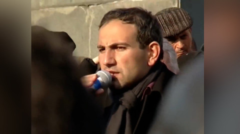 Ու՞մ կողմից է Փաշինյանը` 2008-ին անկարգություն հրահրողի՞, թե՞ ղազախների դեմ զորք ուղարկող վարչապետի