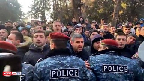 Լարված իրավիճակ Փարաքարի համայնքապետարանի մոտ. մեծ թվով ոստիկաններ են ժամանել