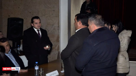 Ամեն ինչ անում ես, որ նիստը պռավալ տաս․ Փարաքարում կրքերը չեն հանդարտվում