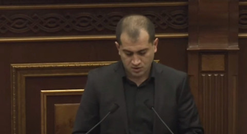 ՔՊ–ական նորընտիր պատգամավորը մի կերպ է ընթերցում երդման տեքստը
