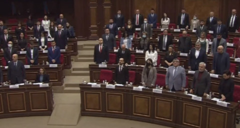 Ընդդիմության առաջարկով պատգամավորները 1 րոպե լռությամբ հարգեցին զոհված զինծառայողների հիշատակը