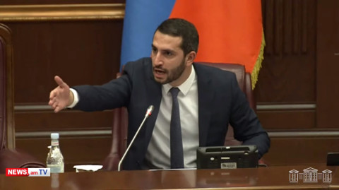 Հանգստացեք մի հատ, նստեք տեղներդ. ԱԺ–ում կրքերը թեժացան, նիստն ընդմիջվեց