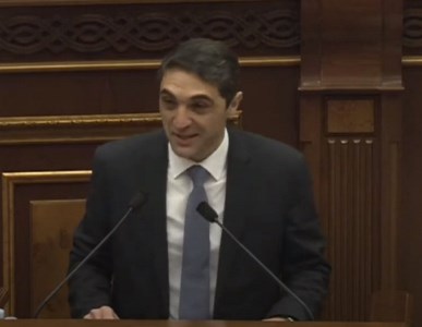 Շրջակա միջավայրի նախարարը ամբողջ ելույթի ժամանակ ծիծաղը չկարողացավ զսպել