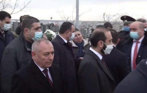 Սուրեն Պապիկյանը չխոսեց «Եռաբլուրում» իրեն մոտեցած կնոջ հետ
