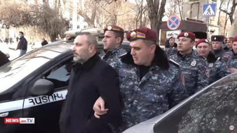 ԿԲ–ի դիմացի ծառին պաստառ կպցնելու համար վարորդը բերման ենթարկվեց