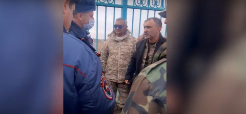 «Մեր արյուն թափողի տո՞ւն եք գնում». բողոքի ակցիա Զվարթնոց օդանավակայնի մոտ