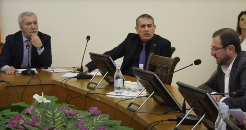 «Պատմությունը էդ ամբողջ փաթեթը շատ է տանելու, բերի». ընդդիմությունը լքեց նիստերի դահլիճը