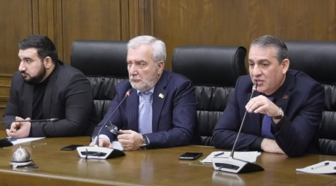 ՔՊ–ական Արմեն Խաչատրյանը հունից դուրս եկավ Սյունիքում դիրքերի հնարավոր զիջման մասին հարցից