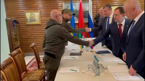 Ռուս-ուկրաինական բանակցությունների 2-րդ փուլը մեկնարկել է ձեռքսեղմամբ