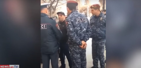 Ոստիկանները բողոքի ակցիա անող քաղաքացուն բերման են ենթարկում կառավարության շենքի առջեւից