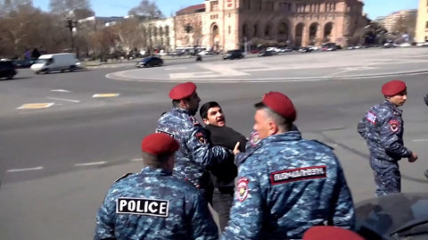 «Նիկոլ, դե իջի, թափ տամ վրեդ». ոստիկանը փակում է ցուցարարի բերանը, որ Փաշինյանին չհայհոյի