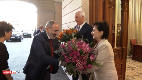 Վարչապետը տիկնոջ հետ այցելել է Եղիշե Չարենցի տուն-թանգարան