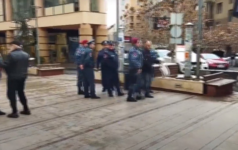 Հյուսիսային պողոտայում մուրճով տղամարդը հարձակվում է Ազատագրական շարժման անդամների վրա