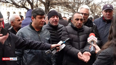 «Զոռբայությամբ զավթել են գյուղապետարանի շենքը». փարաքարցիները Կառավարության դիմաց են