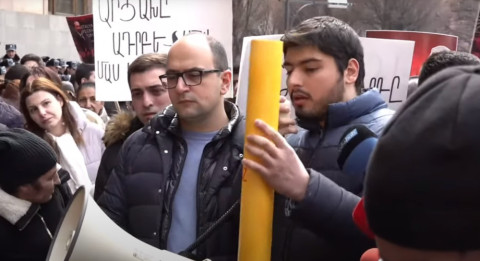 Մոտ ապագայում առանց իշխանության եք մնալու. ցուցարարները գազի խողովակ են բերել Փաշինյանի համար