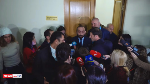 «Ժողովուրդ, մի վայրկյան». Արարատ Միրզոյանը լրագրողների հարցերին չպատասխանեց