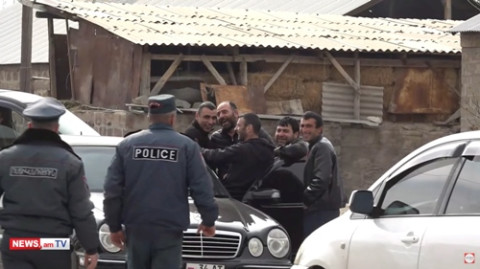 Կուտակումներ Ուրցաձորի 13/25 ընտրատեղամասի մոտ