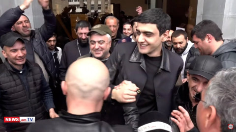 «Մենք պայքարում ենք մեր հայրենիքի համար». Առուշանյանին դատարանի բակում ծափերով դիմավորեցին