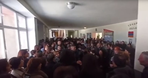 «Ուզում ենք՝ մեր ուսուցիչներից մեկը դառնա տնօրեն». բողոքի ակցիա Լանջաղբյուրի դպրոցում
