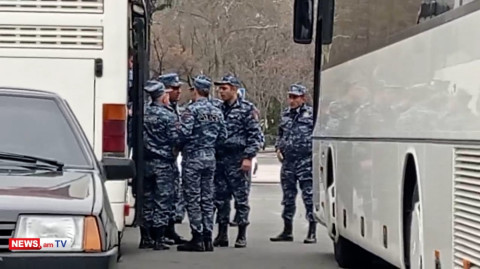 Հանրահավաքին ընդառաջ ավտոբուսներով ոստիկաններ են բերվել Կառավարության մոտ