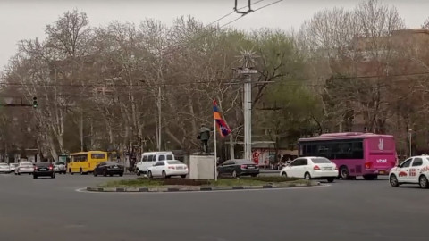 Ընդդիմադիրների տեղադրած՝ Արցախի դրոշը ծածանվում է Ֆրանսիայի հրապարակում