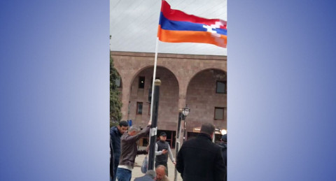 Սպիտակի հրապարակում տեղադրվել է Արցախի Հանրապետության դրոշը
