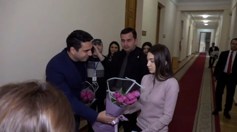 «Էս ազիզ օրով չեմ խոսում». Ալեն Սիմոնյանը ծաղիկներ է նվիրում կին պատգամավորներին
