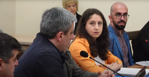 Սիգարի սիրահարը սիգարը և վիսկին վերցնի, դուրս գա փողո՞ց. Աշոտ Բարսեղյանը՝ փոխնախարարին