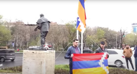 «Իշխանությունը զավթած խմբակի պատասխանը Արցախի դրոշը պղծելն էր». ՀՅԴ–ականները նոր դրոշ տեղադրեցին