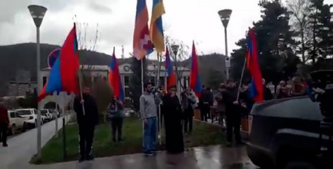 «Միավորվելու կարիք ունենք». Կապանի կենտրոնում տեղադրում են Արցախի դրոշը