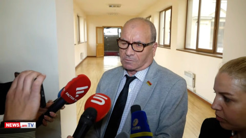 Դրոշ տնկելով չեն երկիր պահում, խորհրդանիշ ա, բերեք գլխիս տնկեք. Հակոբ Ասլանյան