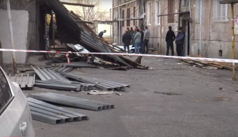 «Դմփոց լսեցինք, տեսանք՝ տանիքը լրիվ ընկել է». ուժեղ քամու հետեւանքները՝ Նոր Նորքում