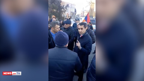 «Քեզ հանգիստ պահի». Գեղարքունիքի մարզպետը վիճեց Արցախի դրոշը տեղադրող քաղաքացիների հետ