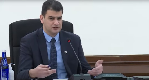 Մինչև վաղը կարծիք հայտնած լինեն, 8 ժամում չի լինո՞ւմ էս խնդիրը լուծել. քաղաքապետը հունից դուրս եկավ