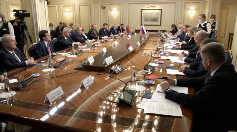 Նիկոլ Փաշինյանը Մոսկվայում հանդիպում է Վալենտինա Մատվիենկոյի հետ