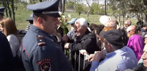 «Գրողին արարողություն լինի». լարված վիճակ Ծիծեռնակաբերդի մուտքի մոտ