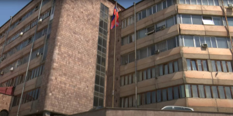 Բժշկական համալասարանի բակում տեղադրում են Արցախի դրոշը