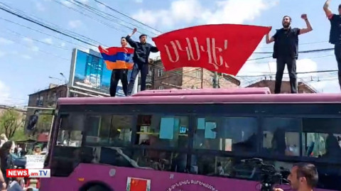 «Նիկոլ, դավաճան». լարված իրավիճակ Կոմիտասի պողոտայում, երիտասարդները ճանապարհ են փակել