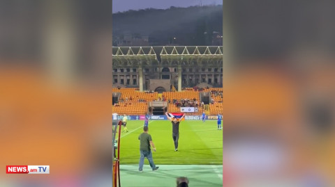 «Նիկոլ դավաճան». Հայաստանի ֆուտբոլի առաջնության խաղի ընթացքում երիտասարդները մարզադաշտ մտան