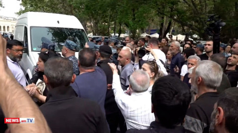 «Մեքենայով մտավ ժողովրդի մեջ». զոհված զինծառայողների ծնողների երթի ընթացքում իրավիճակը լարվեց