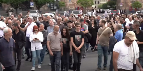 «Նիկոլ դավաճան». զոհված զինծառայողների ծնողները երթով Հանրապետության հրապարակ հասան