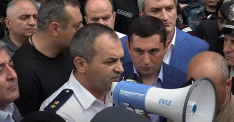 «Նայի տղուս նկարին, նայի աչքերի մեջ ու ասա». զոհված զինծառայողի ծնողը՝ գլխավոր դատախազին