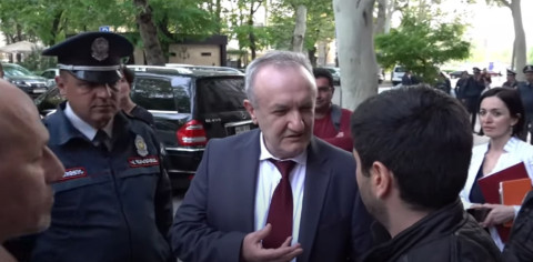 «Դուք ժպիտը գողացել եք մեր երեսից». զոհվածների ծնողների և նախարար Դումանյանի միջև լեզվակռիվ սկսվեց