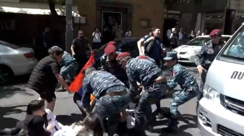 Ոստիկաններն ուժ կիրառելով բերման են ենթարկում երիտասարդներին