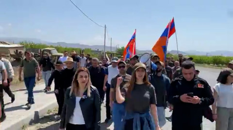 Տուն առ տուն ոտքի ենք կանգնելու, մենք վճռական ենք. ընդդիմադիրները երթով Տիգրանաշենից գալիս են Երևան