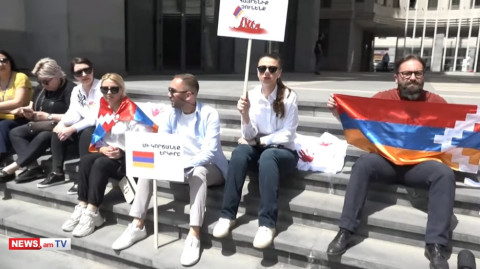 Առանց թուրքի Հայաստան. «արյունոտ» ձեռքերով շապիկներ՝ ԱԳՆ–ի դիմաց