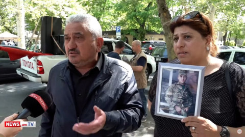 Հազարավոր տղաներ են զոհվել, որեւէ մեկը պետք է պատասխան տա՞, թե՞ չէ. զոհված զինծառայողի հայր