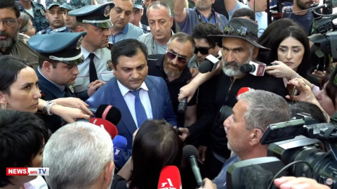 Նիկոլ Փաշինյանի ձեռքը կտրեք, ջաններս դինջանա. զոհվածի մայրը հունից դուրս եկավ