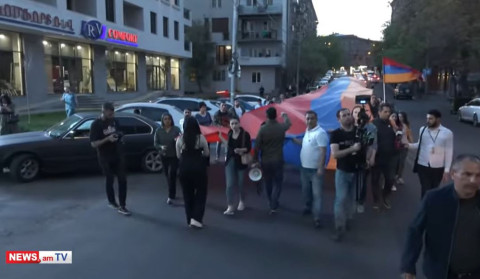 «Համախմբում» շարժման անդամները Արցախի 40 մետրանոց դրոշով երթ արեցին Երեւանի փողոցներով