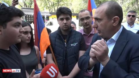 Եթե մեկը կարա ապացուցի՝ դրոշ չդնելը դավաճանություն ա, ինքը ստորի ծնունդ ա. ռեկտորը՝ ցուցարարներին